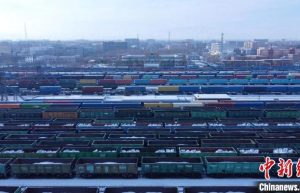 2022年12月2日，阿拉山口站编组场内，出入境货物列车及中欧班列在这里集结待出发。　陈乾 摄
